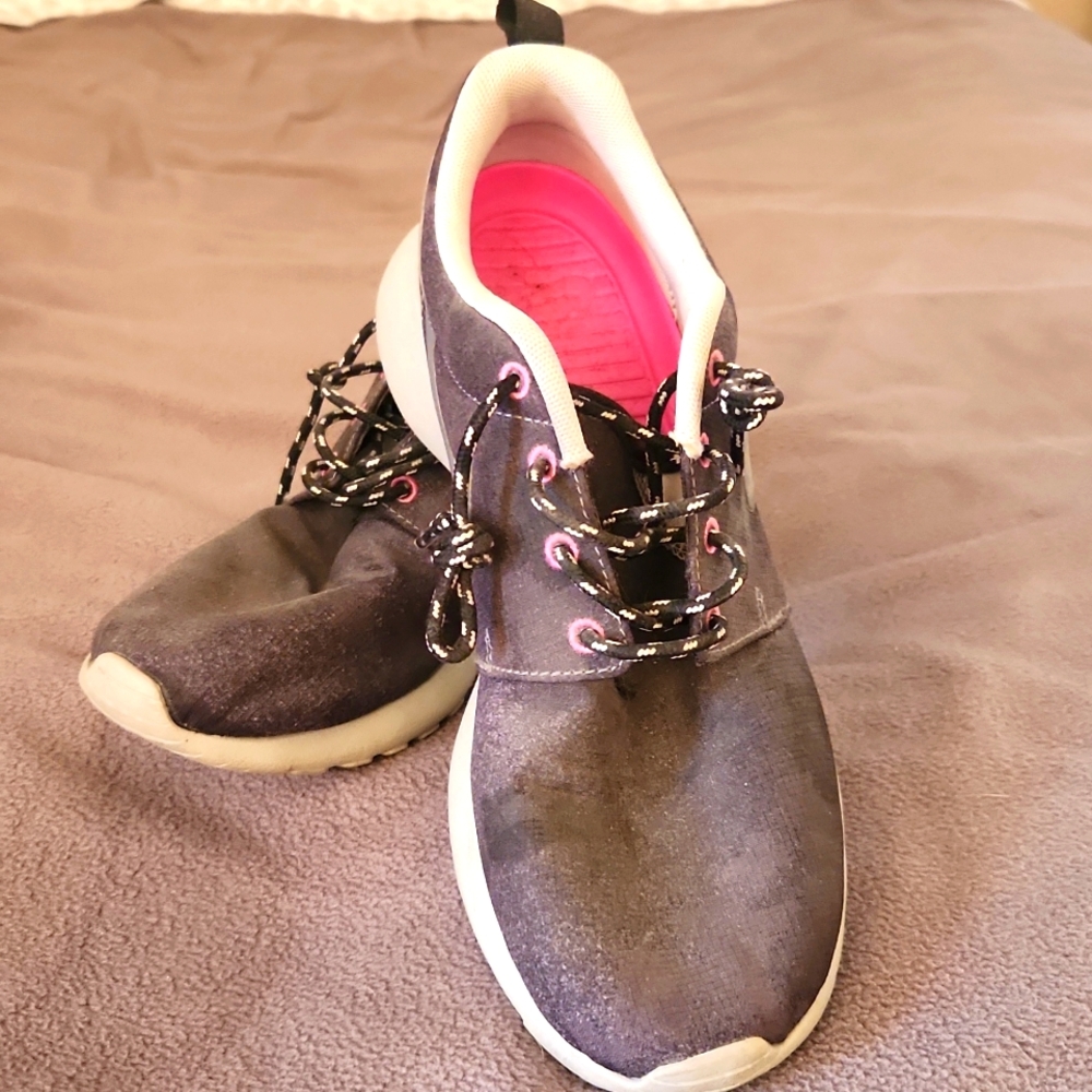 NIKE Rosche Runs 1